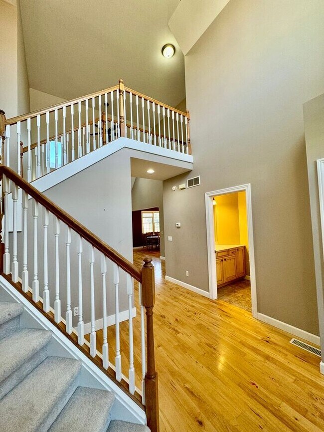 Foto del edificio - Beautiful 5 Bedroom Home in Lakeshore Scho...