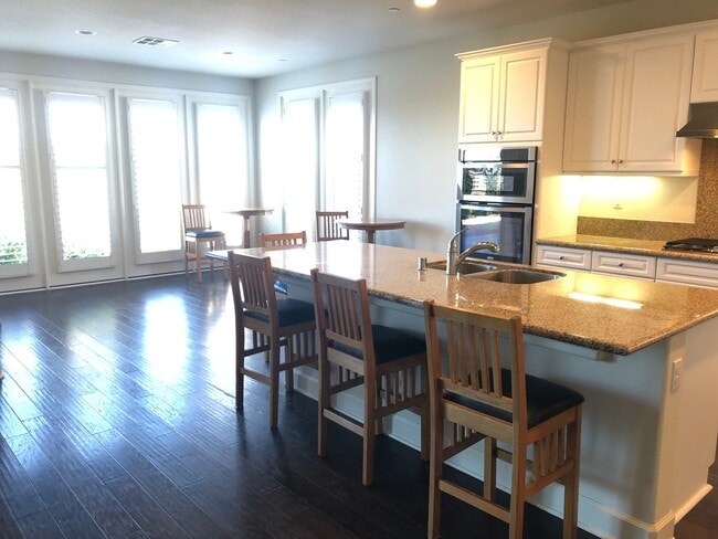 Foto del edificio - Stunning 4-Bedroom Home in the Desirable G...