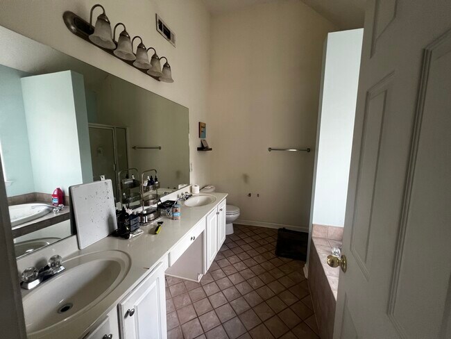 Foto del edificio - 360 Burch Rd