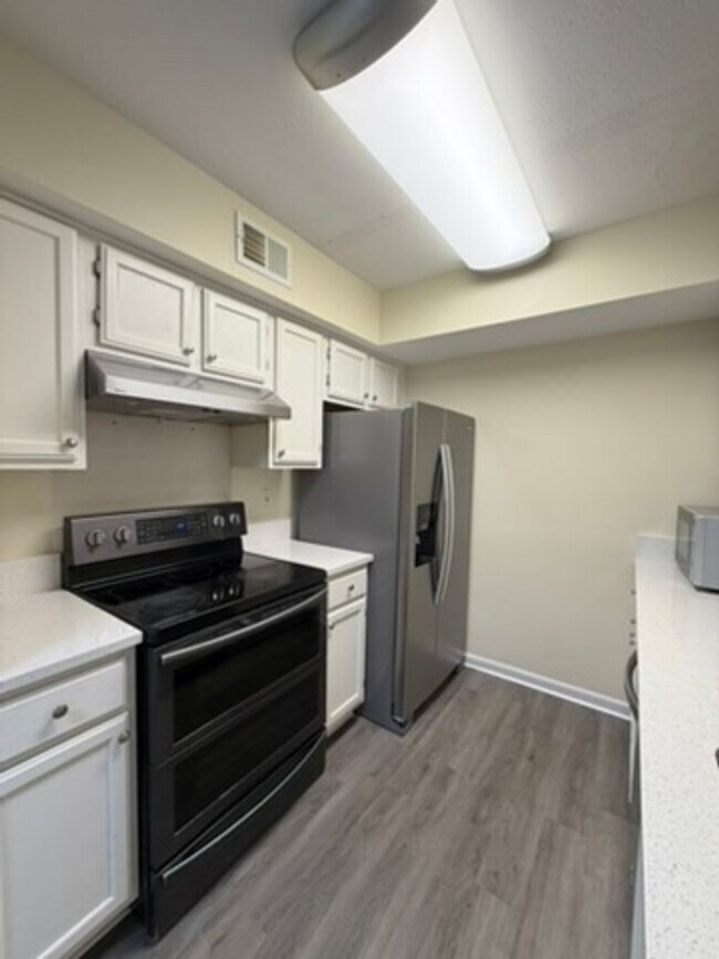 Foto del edificio - 25% OFF FIRST MONTH'S RENT -- Updated 2 Bedroom First Floor Condo