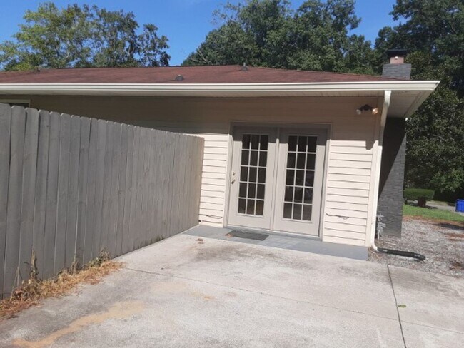 Foto del edificio - Hard to Find Rancher in Oak Ridge with 2 car garage