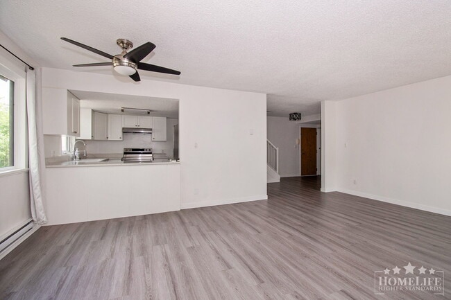 Building Photo - Spacious 3-Bedroom Townhouse at Suncreek E...