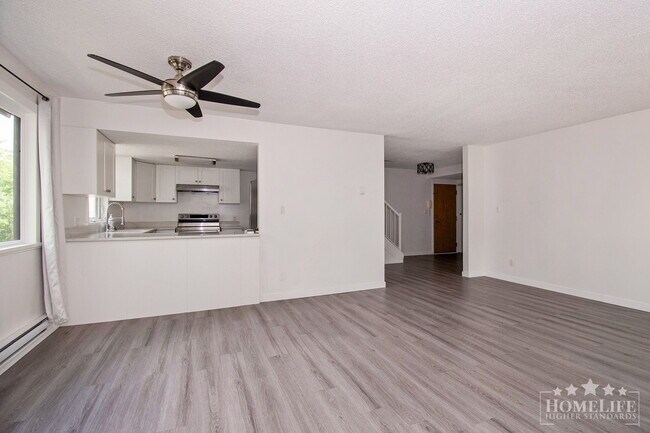 Photo du bâtiment - Spacious 3-Bedroom Townhouse at Suncreek E...