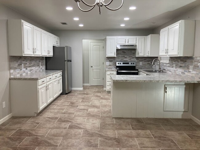 Foto del edificio - Spacious Executive 4 Bedroom Home