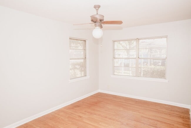 Building Photo - UPDATED 3 bed 1.5 bath!