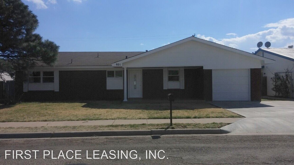 Primary Photo - 3 br, 2 bath House - 921 Comer Dr.