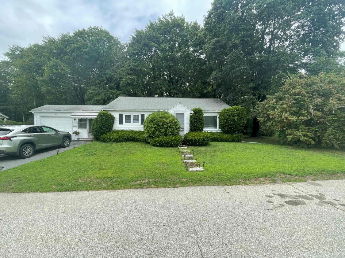 Foto principal - Beautiful 3-Bedroom Home in Prime Dudley L...