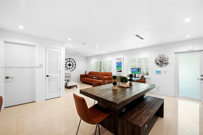 Building Photo - 2511 Tequesta Ln