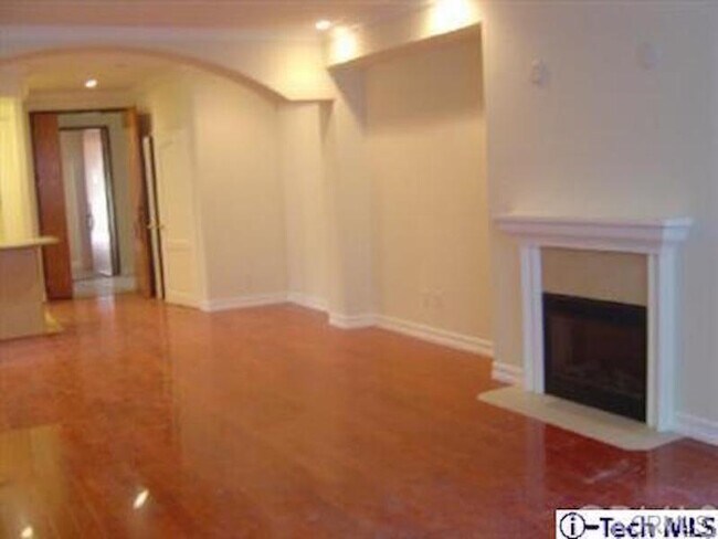 Foto del edificio - 600 E Magnolia Blvd