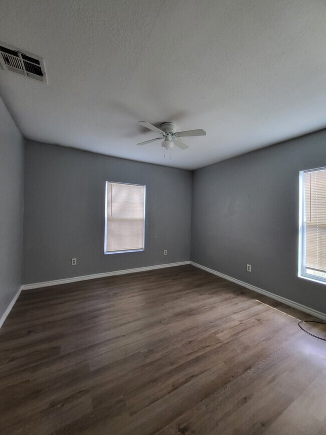 Building Photo - 1613 Walton Walker Dr