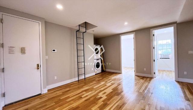 Foto del edificio - 4 bedroom in BROOKLYN NY 11205