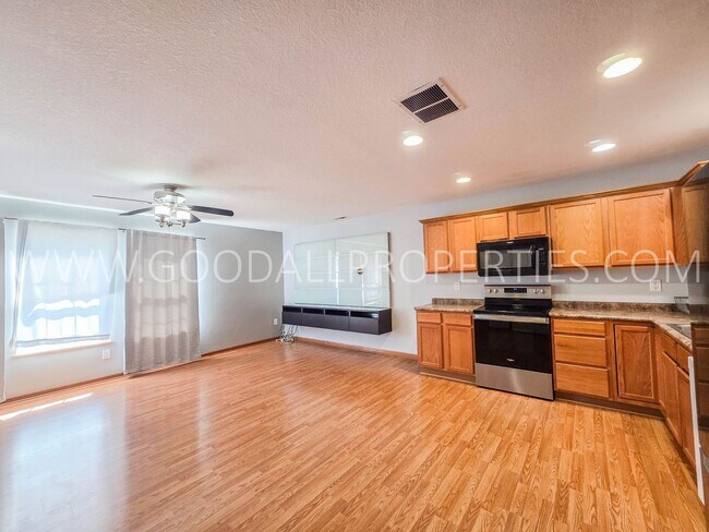 Foto del edificio - Beautiful 2 Bed, 2 Bath Townhome with 2-Car Garage in Ankeny!