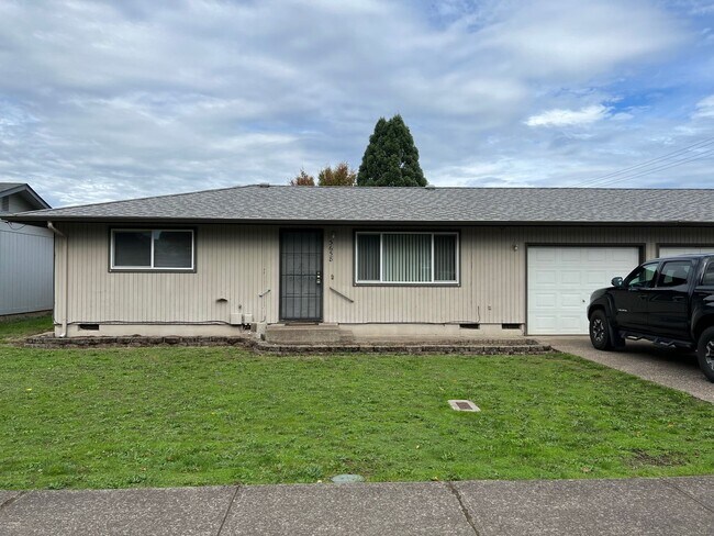 Foto del edificio - Solid 2 bedroom 1 bath duplex with garage!