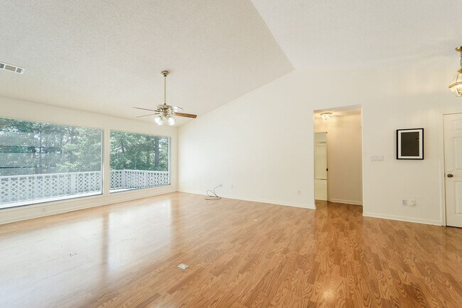 Foto del edificio - 4 bed, 3 bath, home with privet sunroom off master.