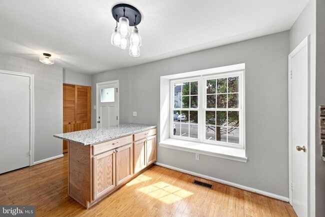Building Photo - 8346 Stationhouse Ct