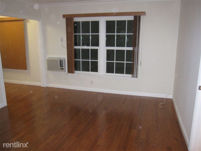 Building Photo - 1021 N Doheny Dr