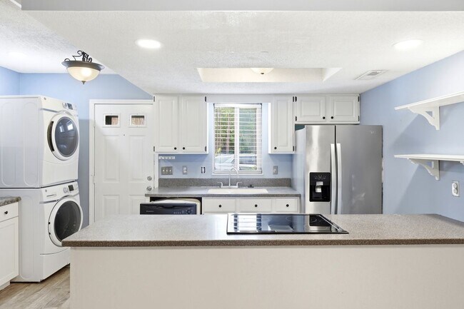 Building Photo - 102 Country Club Villa Dr