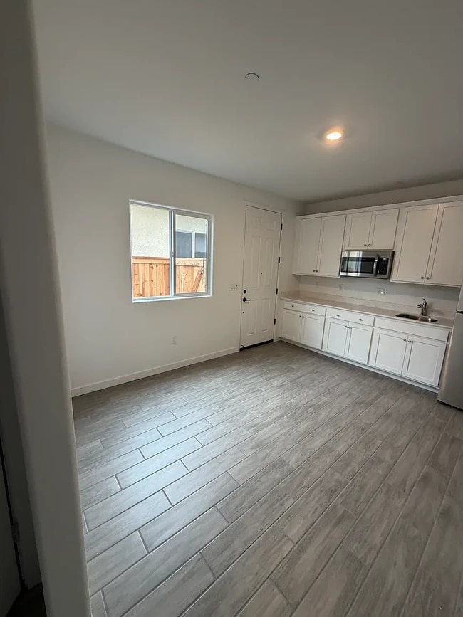Building Photo - 1715 Sandoval Dr