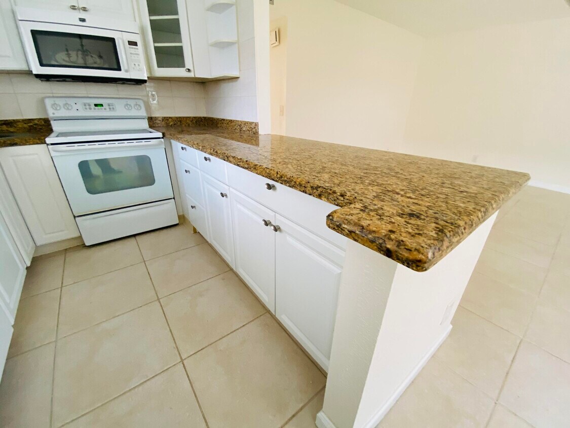 652 Normandy Ln, Delray Beach, FL 33484 Condo for Rent in Delray