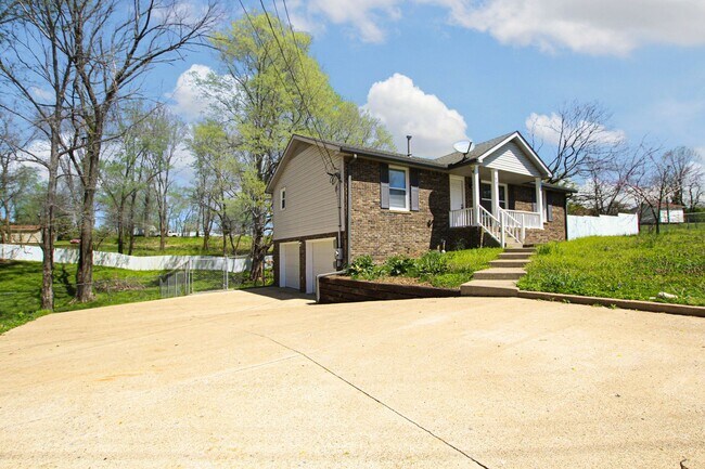 Foto del edificio - Pet Friendly Three Bedroom with Basement!