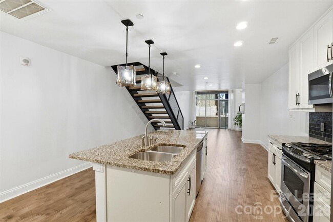 Building Photo - 701 Royal Ct