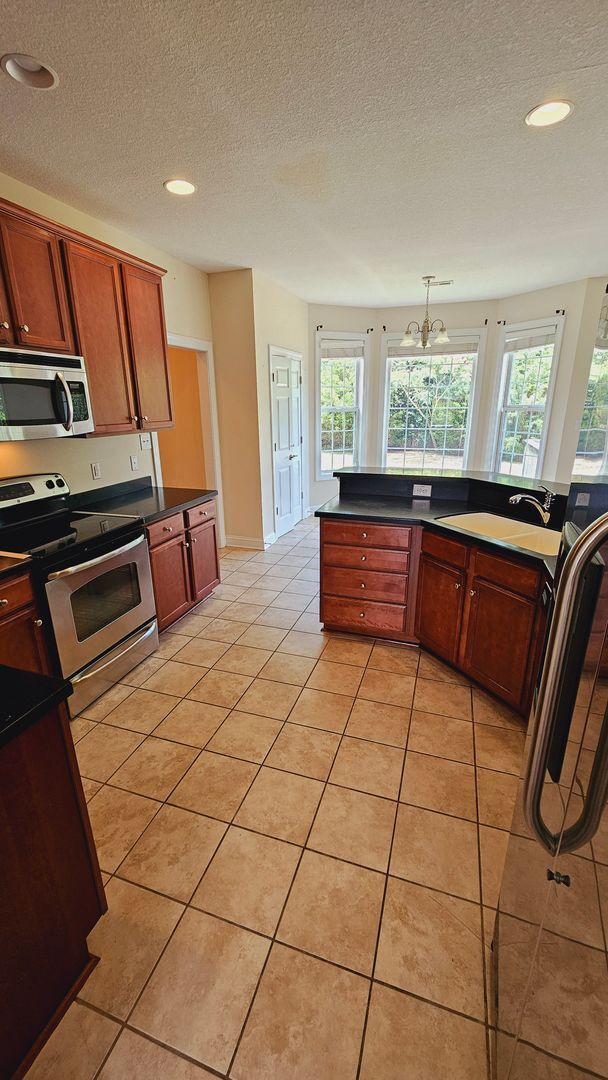 Foto del edificio - Large Home in Richlands - Agent Referral =...