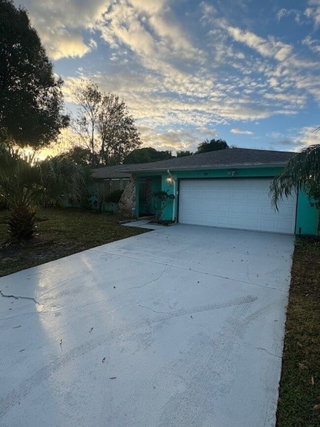 Building Photo - 356 Pipit St NE