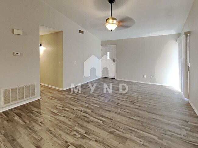 Building Photo - 8027 W Laurel Ln