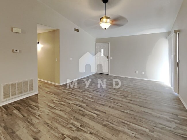 Foto del edificio - 8027 W Laurel Ln