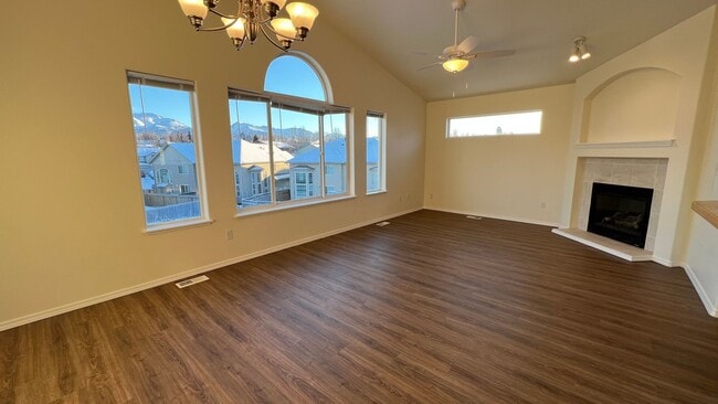 Building Photo - 3 Bed, 2.5 Bath - Beautiful Mountain Views - Close to JBER!