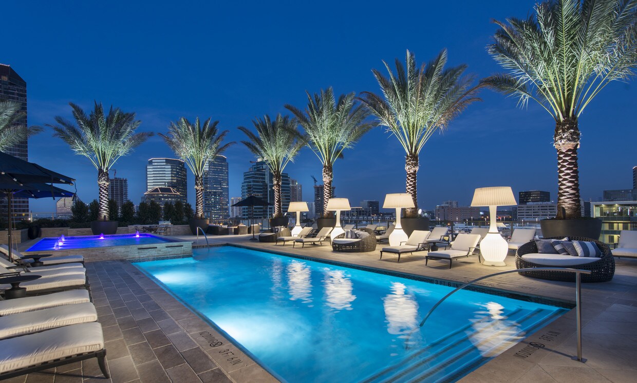 Terraza con piscina elevada - Hanover Post Oak