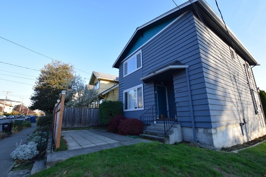 Primary Photo - Perfectly located 2 bed/1 bath lower unit ...