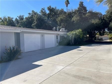Building Photo - 325 La Paloma St