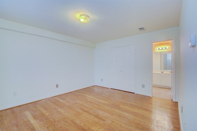 Building Photo - 911 Reinicke St