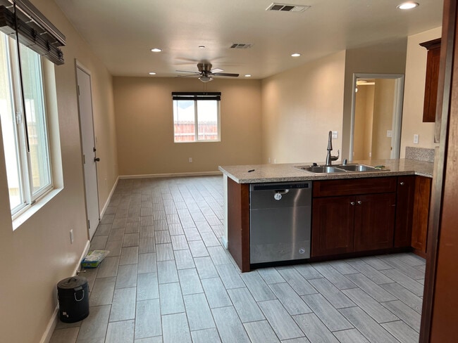 Foto del edificio - 10627 Lind Ave