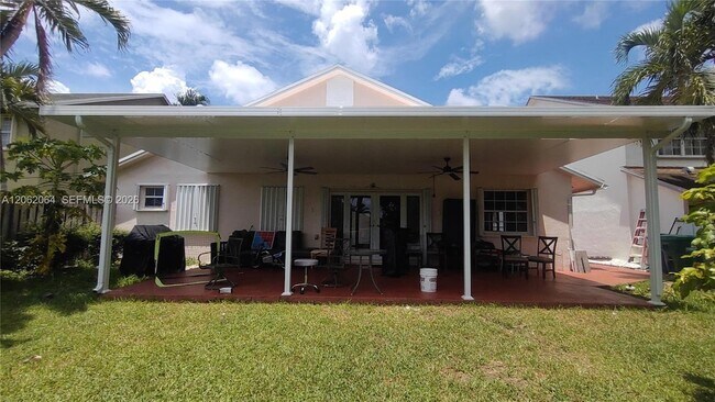 Foto del edificio - 19081 NW 77th Ct