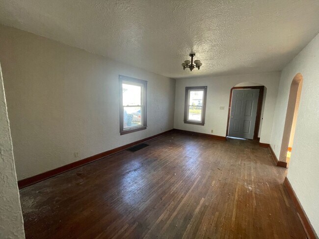 Building Photo - 2 Bedroom House