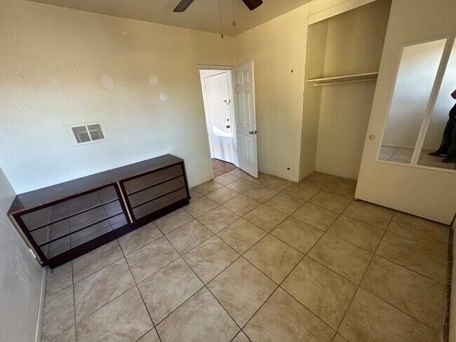 Big bedroom - 927 Arcadia Ave