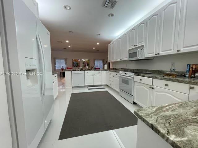 Foto del edificio - 8570 Yearling Dr