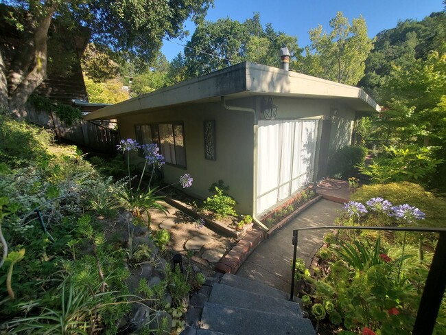 Foto del edificio - San Anselmo "French Country" Style Cottage