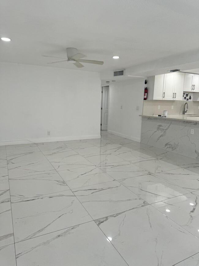 Foto del edificio - 5217 NW 18th St