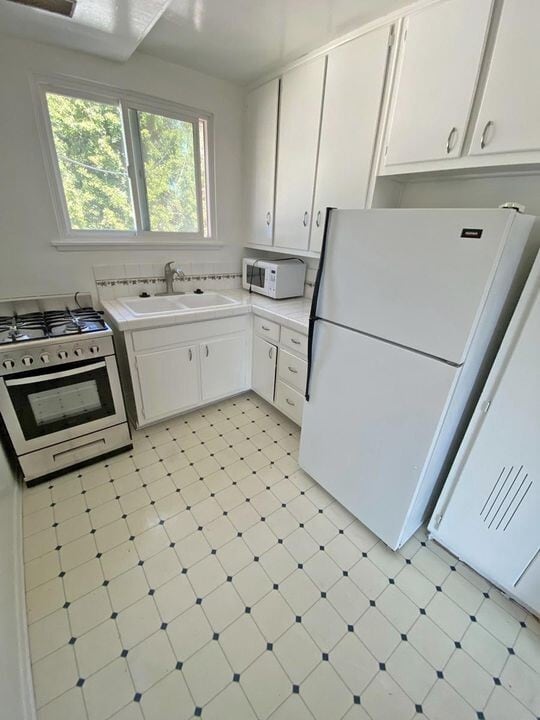 Building Photo - 3373 Rowena Ave