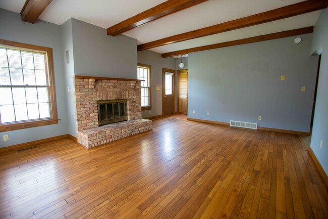 Building Photo - 3 bedroom 2.5 bathroom home with a fully fenced yard!