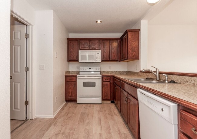 Building Photo - Spacious Duplex with Fenced Yard