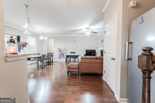 Foto del edificio - 801 Village Field Ct NW