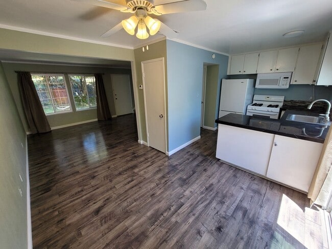 Building Photo - Charming 2 Bed / 1.5 Bath Townhouse in Col...