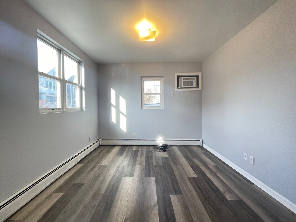 Foto principal - 393 Kennedy Blvd