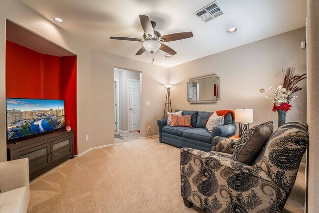 Foto del edificio - CHARMING FULLY FURNISHED 2 BEDROOM!