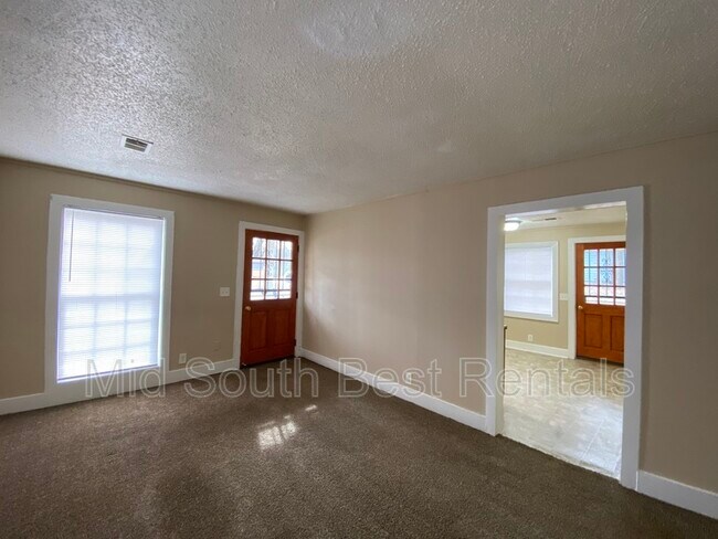 Foto del edificio - 822 Eyers Rd