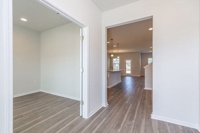 Building Photo - Welcome to the desirable Berkshire Forest!